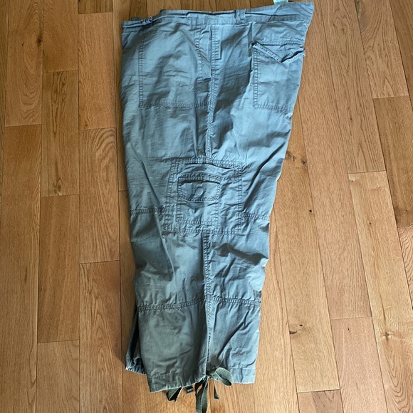 Plus size 100% cotton light olive green Capri Cargo pants. - Picture 4 of 4